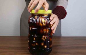 Close the lid of the jar