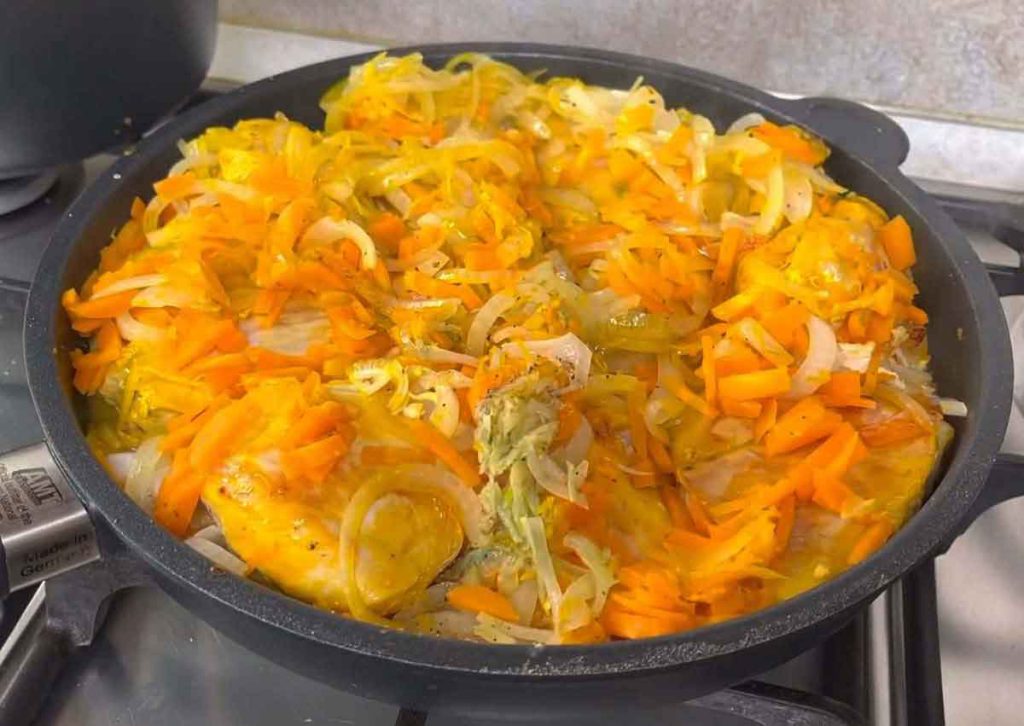 mixing-onion-and-chiken