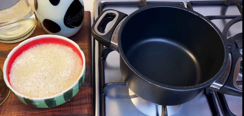 pour rice in pot