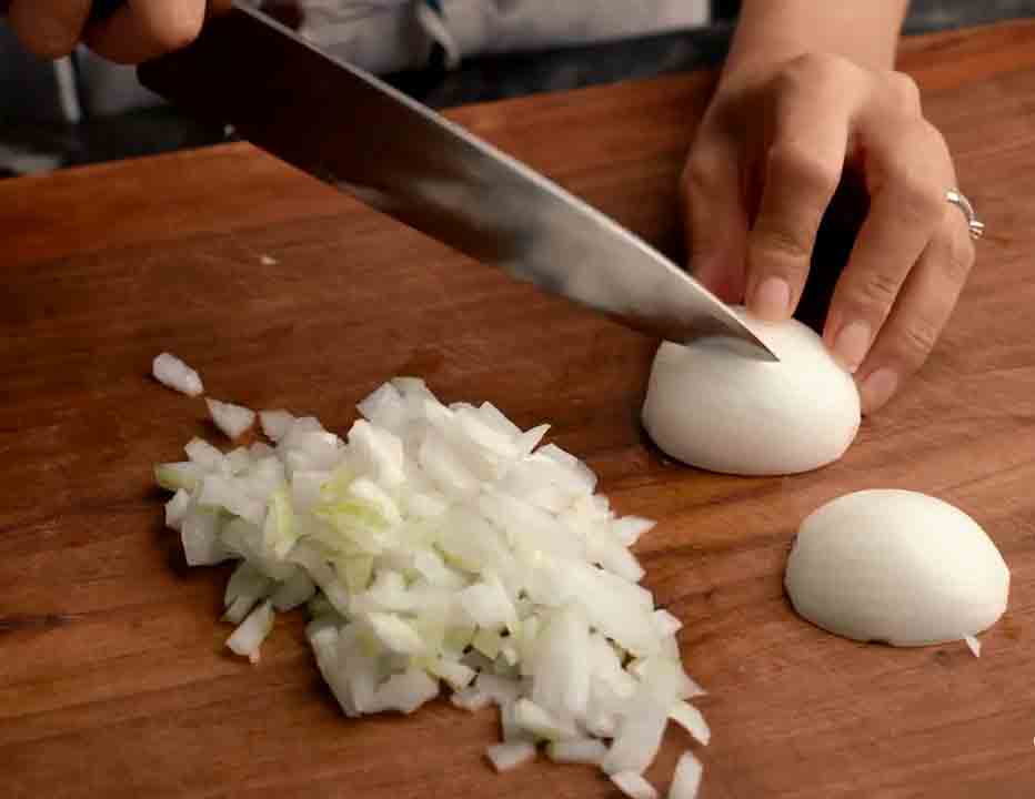 chop onions for gheymeh nesar
