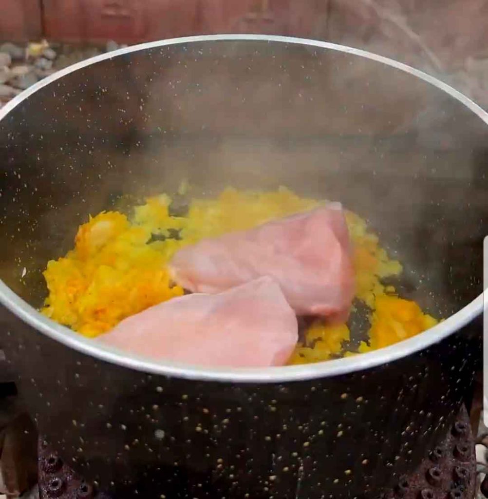 fry chicken with onions