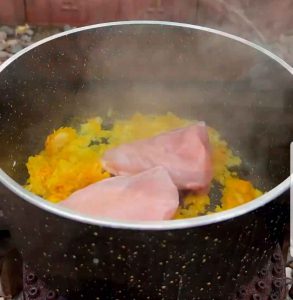 fry chicken with onions