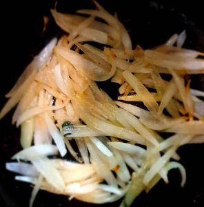 onions to be fried for nargesi