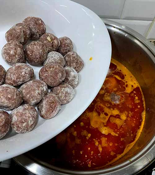 add koofta to the sauce
