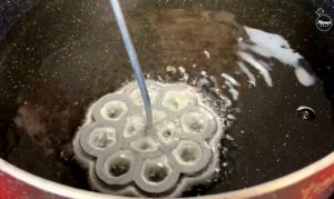 frying the rosette sweet