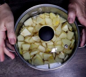 pour quince in the pot