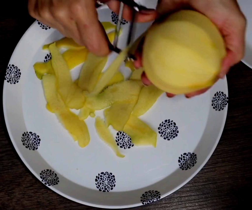 Peeling quince for jam