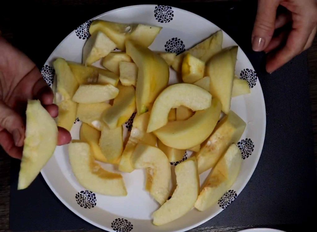 To cut into pieces quince