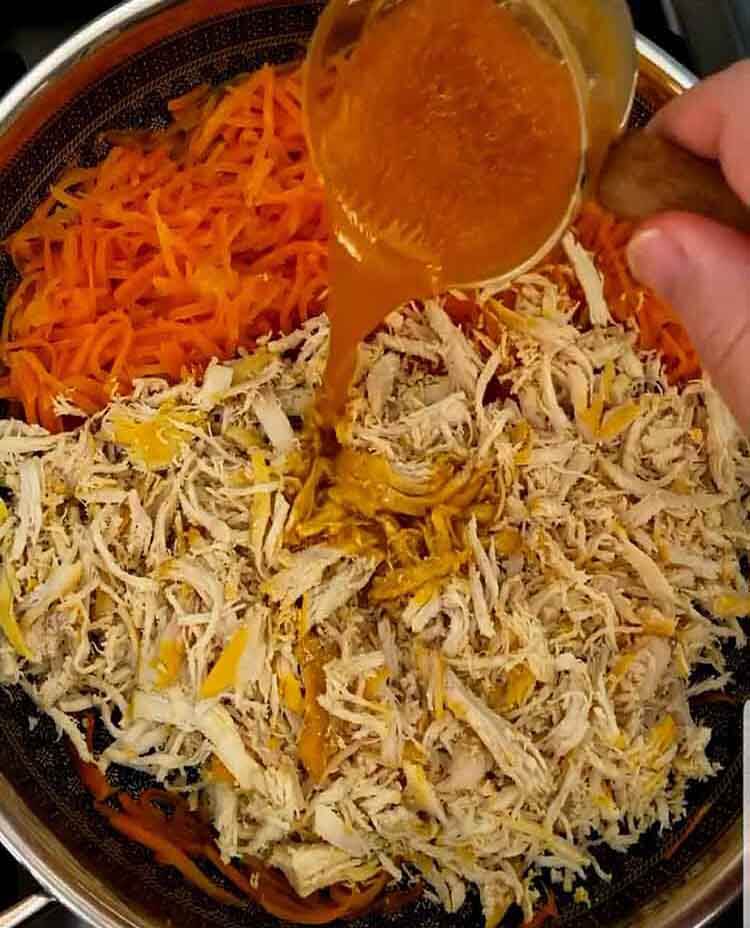 Add the saffron you brewed to the chicken and carrot mixture