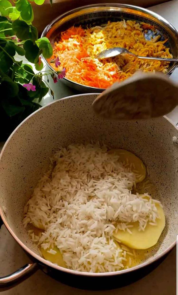 Put any Tahdig Sibzamini according to your taste