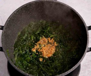 add garlic to torshi tareh