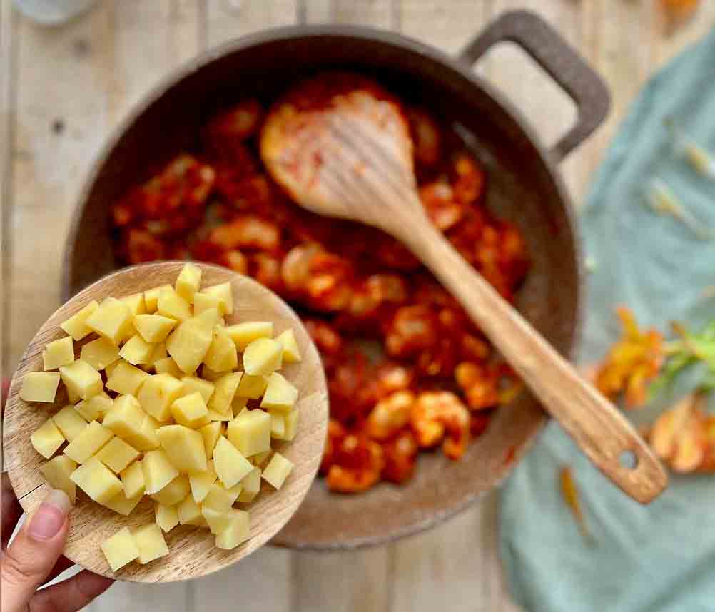 add potatoe to dopiazeh meygoo