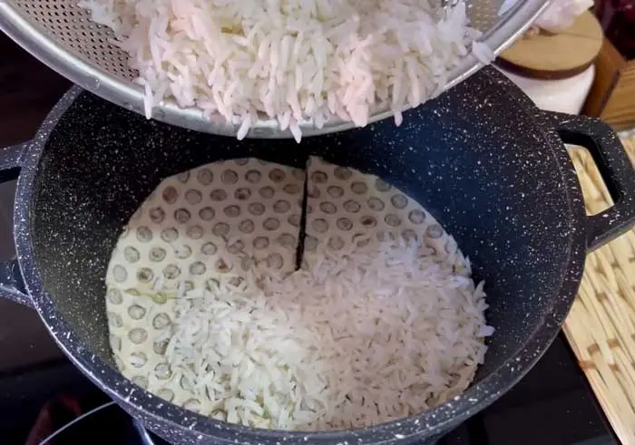 add rice to pot for cook ghambar polo