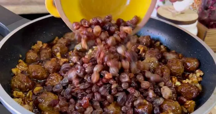 add raisins to pan and fry with meatballs