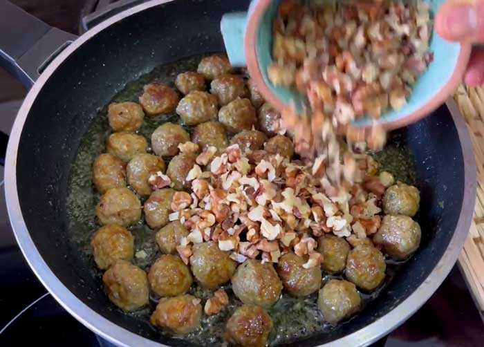 add walnut kernels to meatballs