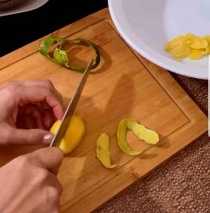 first take the skin of the mangoes