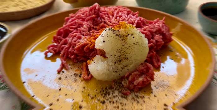 mix minced meat and onions for ghanbar polo meat