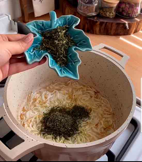 Add fenugreek to eshkeneh