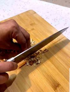 Chop the walnuts