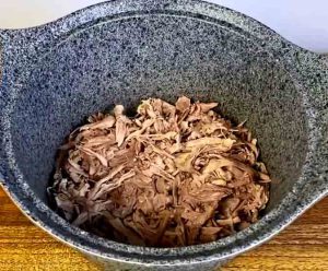 Cooking meat for khoresh mast
