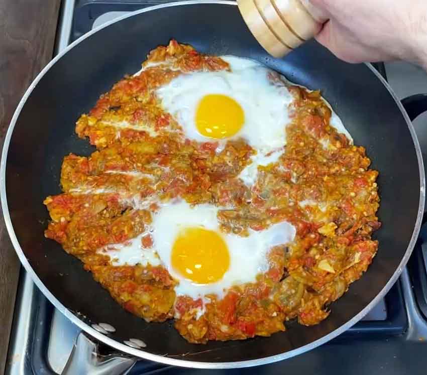 mirza ghasemi is ready and adding black pepper