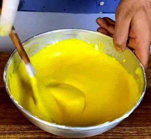 adding saffron to yogurt
