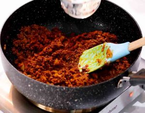 fry minced meat with tomato paste