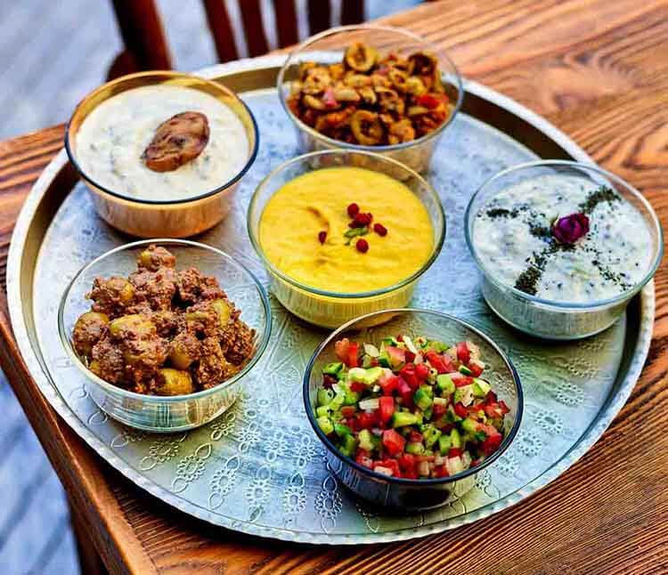 what is serve with khoresht mast