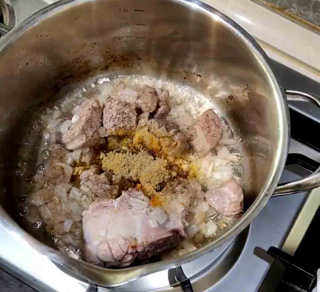 pour the spices to khoresht kadoo halvaei
