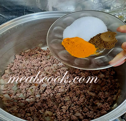 add spice to meat for dolma