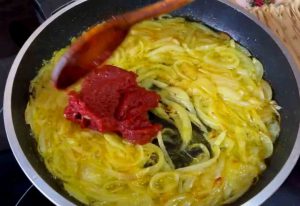 Frying tomato paste