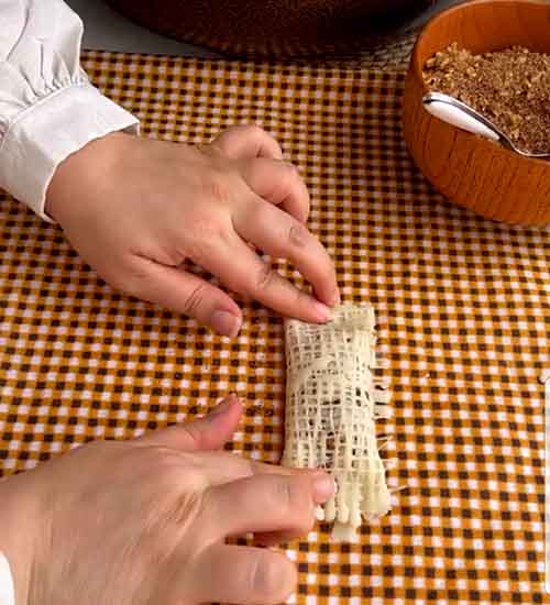 Pouring the ingredients into reshteh khoshkar step 2
