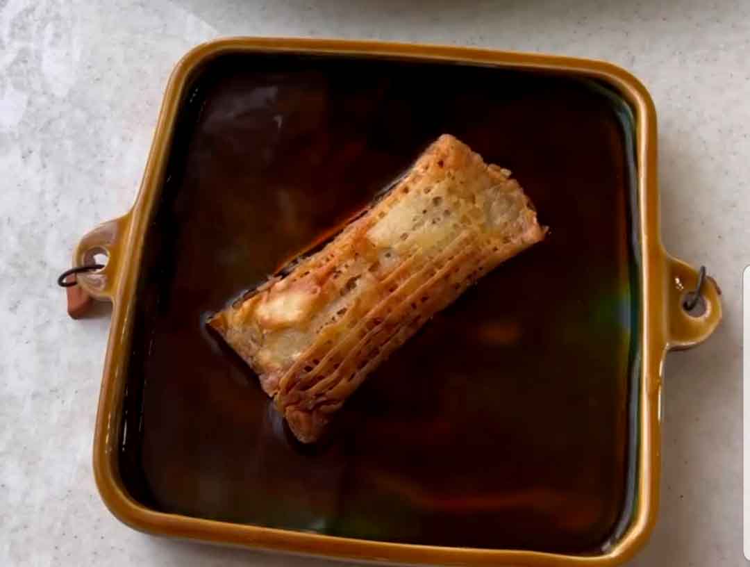 Putting reshteh khoshkar in syrup