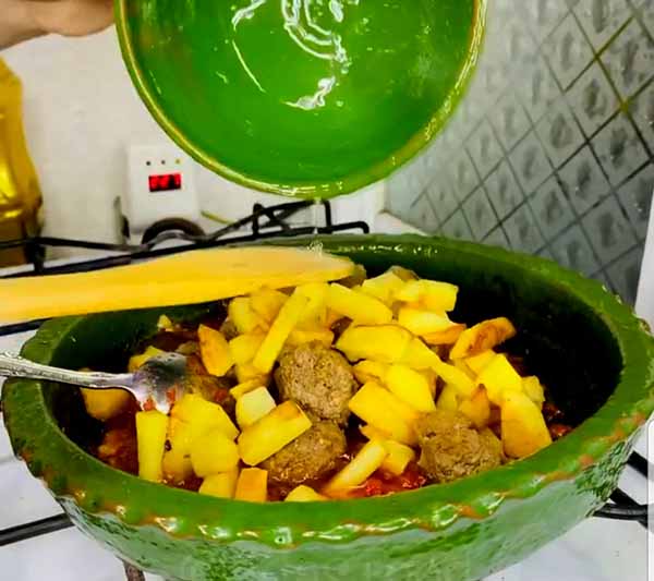 mix potatoe with meatballs