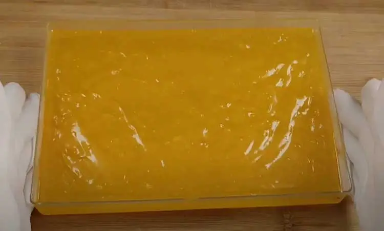 pour masghati into the dish