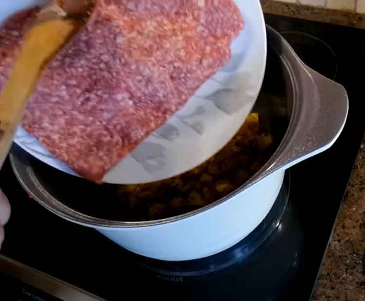 add minced meat to sauce
