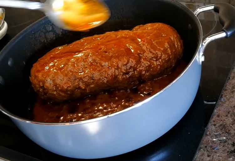 add sauce to rollet