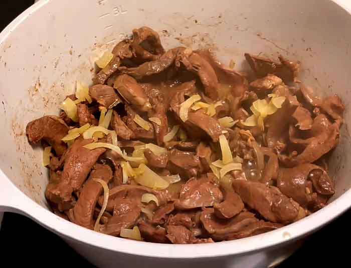 Add the white liver to the fried onion: