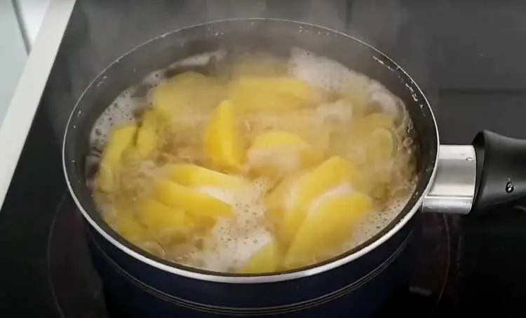 cooking potato for pirashki