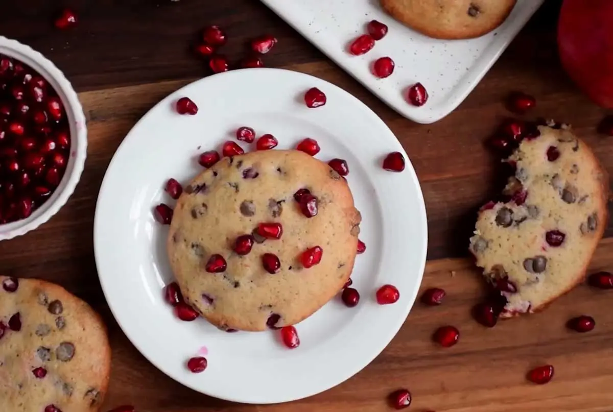 Pomegranate and chocolate cookie