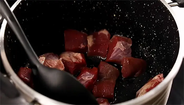 Frying meat for Chekdirmeh
